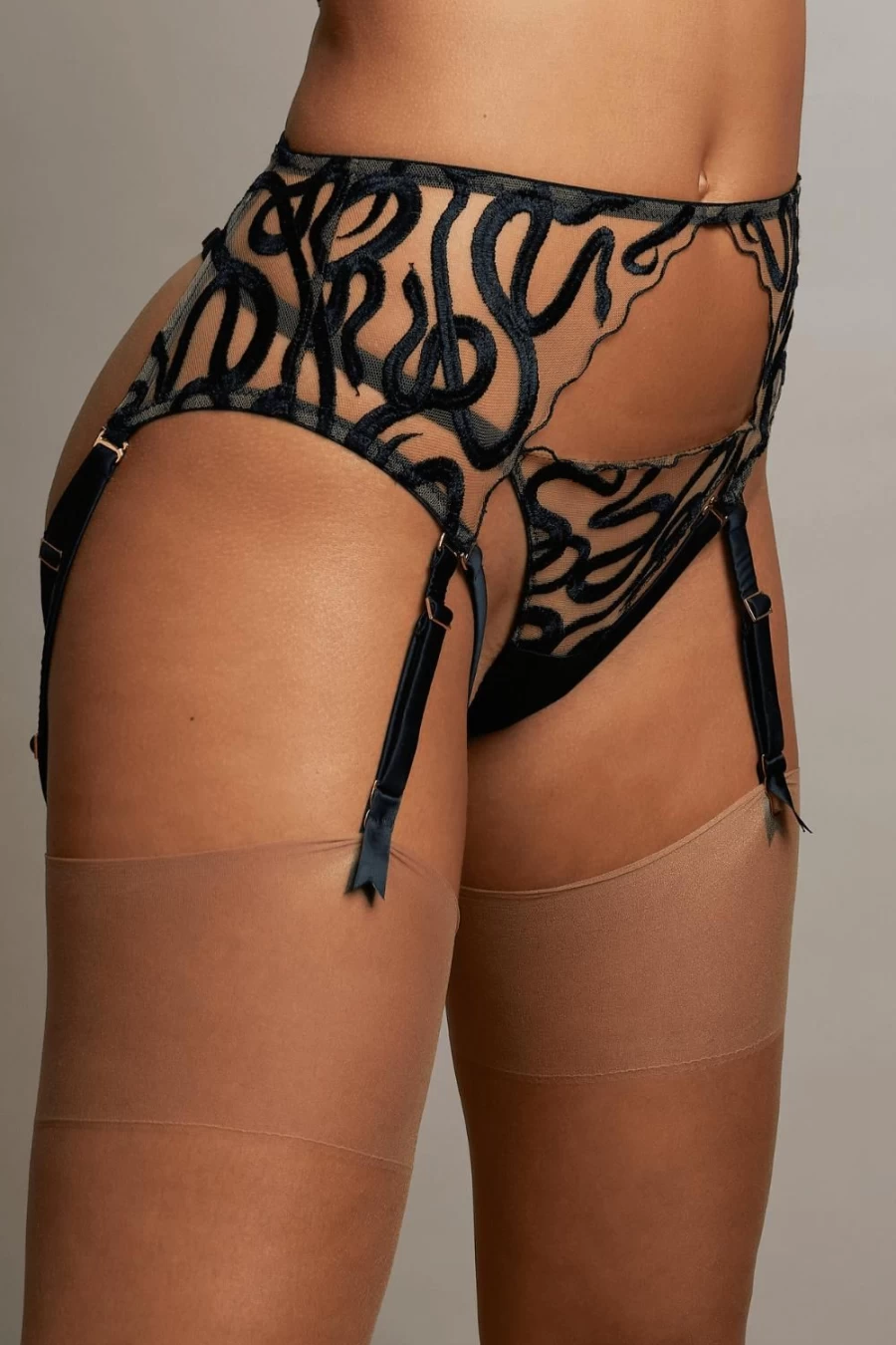 Studio Pia Naga Harness Suspender in Jet - Elegant BDSM Strap for Fashion & Fetish